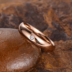 Anello Nuziale a Cupola Lucida 4mm con Pietra, Placcato in Oro Rosa, in Acciaio al Tungsteno per Donne e Uomini - Product Image 1