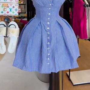 Nuovo Abito Estivo 2025 <span class=keywords><strong>alla</strong></span> Moda con Righe Blu e Scritta Irregolare Mini Abito a Bretelle per Donne Tessuto Lavabile Dolce Naturale - Product Image 4