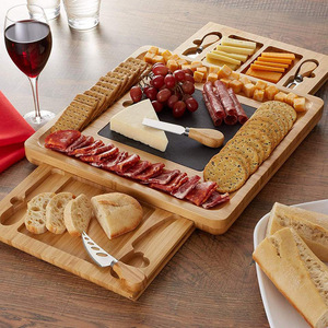 Plateau à fromage en bambou avec couteau, fourchette et planche en ardoise pour servir des fruits, des en-cas, du jambon et du pain - Product Image 3