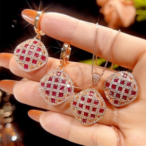 Ensemble de bijoux de mariage minimaliste écologique en cuivre plaqué or avec micro-pavé de zircon rouge, comprenant des boucles d'oreilles, un collier et une bague géométriques carrées - Product Image 1
