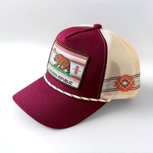 Sombrero de sol con visera rígida y ala ancha, ideal para cabezas grandes, que estiliza el rostro. Bordado personalizado de alta calidad. - Product Image 4