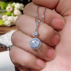 Elegante collana con ciondolo per donna, catena leggera da indossare, accessorio regalo per l'uso quotidiano - Product Image 1