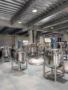 Équipement de production entièrement automatique pour crèmes, onguents, gels, sérums et toniques : Émulsifiant sous vide, homogénéisateur, cuve de mélange et dégazeur - Product Image 2