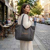 Sac fourre-tout en toile robuste avec logo personnalisé SHINY, poignée en sangle continue et poche avant pour le commerce de détail, les voyages et les trajets quotidiens