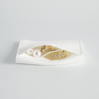 Luxe 8x8cm microfibre bijoux conteneur blanc élégant pochette pour boucles d'oreilles bagues peignes broches boutons de manchette-rabat paquet inclus