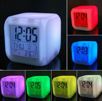 Offre Spéciale LED 7 couleur Numérique Intelligent Alarme Montre Table Électronique De Bureau Horloges Accueil Horloge Heure de Réveil