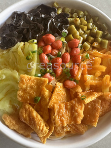 Auténtica Sopa Luosifen de Fideos de Arroz con Caracoles, Picante y Aromática, con Brotes de Bambú en Conserva y Hierbas Frescas, Modelo de Comida para Exhibición en Tiendas - Product Image 2
