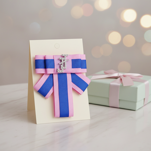 Spilla a Fiocco Personalizzata con Lettere Greche per Confraternite, Rosa e Blu, Stile <span class=keywords><strong>Jack</strong></span> <span class=keywords><strong>and</strong></span> <span class=keywords><strong>Jill</strong></span>, Anno 1938, per Colletto - Product Image 1