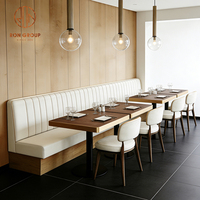 Ensemble de mobilier de restaurant blanc : table en bois, chaise de café, banquette et canapé pour café