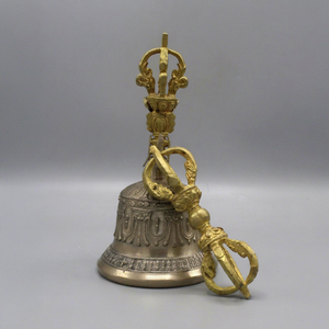 Ghanta bouddhiste tibétain en laiton sculpté en relief avec Dorje – Ensemble de cloches d'art rituel pour les galeries d'art et les détaillants de cadeaux de luxe - Product Image 1