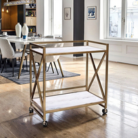 Chariot personnalisé moderne à 2 couches avec cadre en métal doré et étagères en bois pour le salon, la salle à manger et la cuisine.