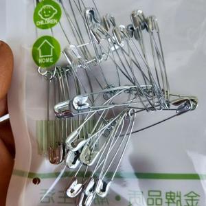 Alfileres de seguridad en bolsa, alfileres de seguridad metálicos, clips, alfileres de seguridad curvos plateados, un yuan por unidad, fuente de venta al por mayor. - Product Image 3
