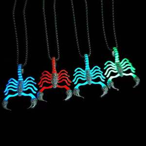Collares con colgante de escorpión de <span class=keywords><strong>rey</strong></span> luminoso de Halloween que brillan en la oscuridad, collar creativo de acero inoxidable de escorpión - Product Image 1