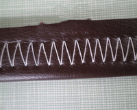 Machine à coudre industrielle professionnelle JUKKY 20U33, mécanisme zigzag, construction robuste, conçue pour la couture de tissus épais et de vêtements.