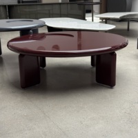 Table basse moderne italienne ronde en laque brillante écologique et durable avec pieds en bois massif pour salon ou villa