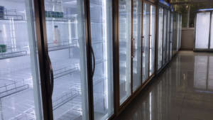 2 portes <span class=keywords><strong>Vitrine</strong></span> d'exposition Commerciale Refroidisseur Réfrigérateur Réfrigérateur Utilisé Pour La <span class=keywords><strong>Boisson</strong></span> Lait Redbull Pepsi Cola Boissons - Product Image 6