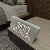 Horloge numérique à double alarme Design créatif en bois Chargement USB Température Calendrier Affichage pour bureaux Tables Mouvement électronique