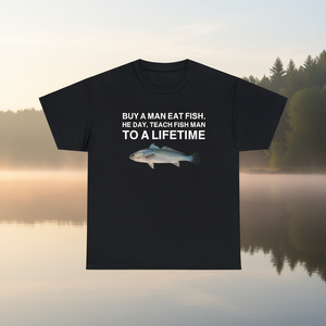 Camiseta divertida con meme: Compra una camiseta irónica y sarcástica con la frase 'Compre un hombre, coma pescado, haga que el hombre le enseñe al pez a ser un hombre de por vida'. Camiseta divertida y atrevida. - Product Image 3