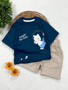 Ensemble décontracté d'été pour tout-petits garçons : T-shirt à manches courtes imprimé ours pêcheur de dessin animé et short beige – Tenue Baba - Product Image 2