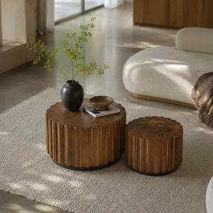 Set di 2 tavolini da caffè rotondi ad incastro in legno di noce, tavolini d'appoggio con corpo a doghe verticali, tavolini laterali rustici in stile farmhouse - Product Image 4