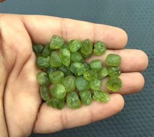 พลอยเพอริดอทสีเขียวธรรมชาติ25ชิ้น,ลูกปัดอัญมณีทำจากหินเบิร์ทสโตนดิบไม่ผ่านการบำบัดสำหรับขายส่ง - Product Image 2