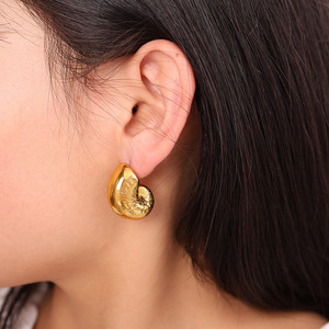 ต่างหูสแตนเลสทรงหยดน้ำ ชุบทอง 18k รูปทรงเรขาคณิตไม่สมมาตร เครื่องประดับสำหรับผู้หญิงใส่ได้ทุกวัน - Product Image 4