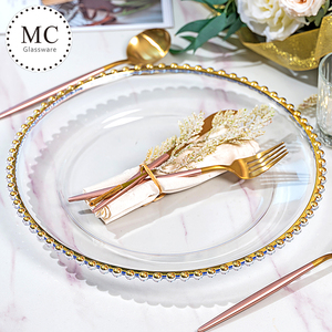 Pratos Decorativos Redondos de Plástico Dourados com Borda de Pérolas para Servir em Festas e Eventos - Product Image 4