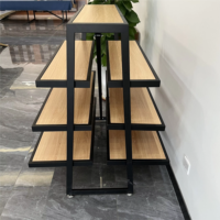 Modernes einfaches Eisen-Installations-Display-Gestell für die Landung des Bekleidungs geschäfts