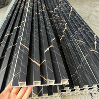 Panel de techo negro Lambrin Pvc Panel de pared estriado Interior Wpc diseños Uv hoja de mármol para la decoración de la pared del hogar