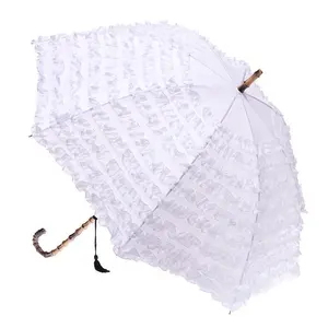 优雅的女士白色结婚伞遮阳伞，带褶边花边，婚礼装饰用装饰伞