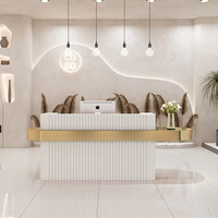 Salon de coiffure de luxe petit comptoir de caisse rose en bois boutique moderne or réception bureau design comptoir de réception avec mur arrière