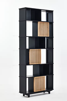 Étagères scandinaves modernes et minimalistes en bois massif dans des armoires laquées noires