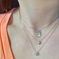 Collier Gemnel en laiton plaqué or 14 carats avec chaîne trombone pavée de diamants et petit pendentif coquillage en perle
