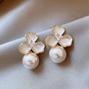 Nouvelles Boucles d'Oreilles Coréennes Tendance en Métal Imitation Perle et Fleur à Trois Feuilles Émaillée pour Femme, Bijou de Fête, Cadeau Idéal - Product Image 3
