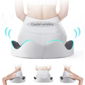 Coussin de siège ergonomique en mousse à mémoire de forme en forme de U pour le soutien lombaire et la correction de la posture avec un design respirant pour le bureau ou la maison - Product Image 1