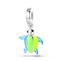 Breloque tortue en émail dégradé à motif de points et nageoires, fabriquée à la main par un fabricant de bijoux, pour boutiques d'été, échantillon personnalisé