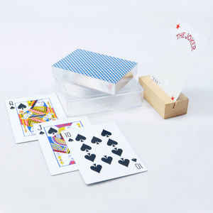 Jeu de cartes de Poker personnalisé avec bords argentés avec étuis en plastique dur - Product Image 1