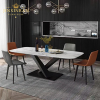 Table à manger longue avec plateau en marbre blanc, base en métal noir mat à double V, meubles de cuisine, de maison et de restaurant, sur mesure, 6 à 8 places