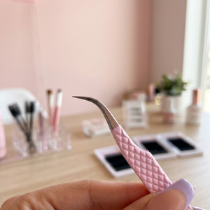 Pinzas de Precisión Rosadas en Forma de J para Cejas, de Plástico, 10 mm, Punta Lisa con Textura - Product Image 3