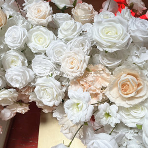 Arco di Fiori LED Personalizzato 'Mi Vuoi Sposare?' di Alta Qualità con Rose Bianche a Forma di Cuore per Proposta di Matrimonio - Product Image 5