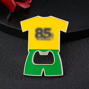 Fabricant Ouvre-bouteille personnalisé Ouvre-bouteille de bière en forme d'uniforme de <span class=keywords><strong>football</strong></span> en zinc métallique Ouvre-bouteille en émail doux - Product Image 1