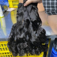 Vente en gros de tissages de cheveux humains bouclés birmans, de cheveux cambodgiens et de mèches de cheveux vietnamiens bruts, ondulés et alignés dans le sens des cuticules