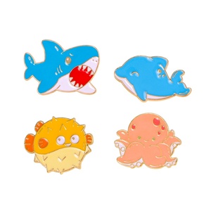 Broche Personalizado Criativo de Desenho Animado Fofo de Animais Marinhos: Tubarão, Golfinho, Polvo, Peixe-Balão - Emblema Decorativo para Roupas - Product Image 4