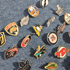 Nouvelle Arrivée Broche Logo Équipe de Hockey sur Glace NHL Élégante en Métal Thermolaqué, Badge de Col avec Lettrage pour Vêtements et Mode - Product Image 3