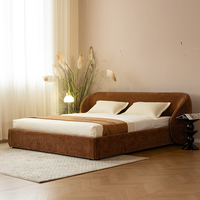 Lit double minimaliste en bois de pin rembourré, avec un design courbé et robuste, en tissu doux, pour la chambre à coucher