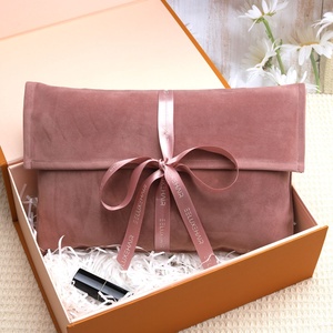Perruques en daim imprimées de logo personnalisé de luxe sac à poussière à rabat vêtements cadeaux enveloppes de velours de cheveux sac d'emballage de sous-vêtements sac en daim avec nœud