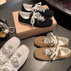 Nuevas Zapatillas Casuales de Ante y Cuero Estilo Forrest Gump para Otoño-Invierno, Retro con Punta Cuadrada y Lazo de Perlas para Mujer - Product Image 1