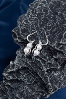 Double prospérité et double bonheur : Boucles d'oreilles en perles d'eau douce naturelles Aurora avec deux pétales de lotus.