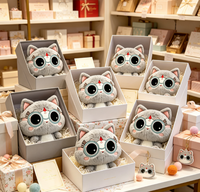 Peluche chat gris rêveur avec lunettes, yeux turquoise, bijou frontal rouge, oreilles intérieures roses, design personnalisé