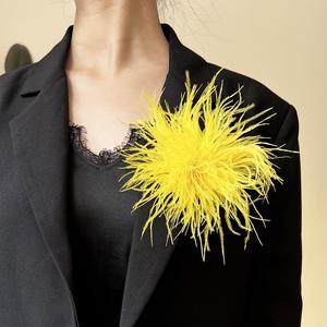 Spilla Elegante con Rose e Piume per Donna, Accessorio Fatto a Mano, Fermaglio per <span class=keywords><strong>Capelli</strong></span> Regolabile a Doppio Uso - Product Image 1